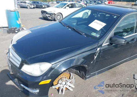 2013 Mercedes-Benz C 300 Sport 4Matic z USA, uszkodzony, nr VIN WDDGF8AB8DA834440